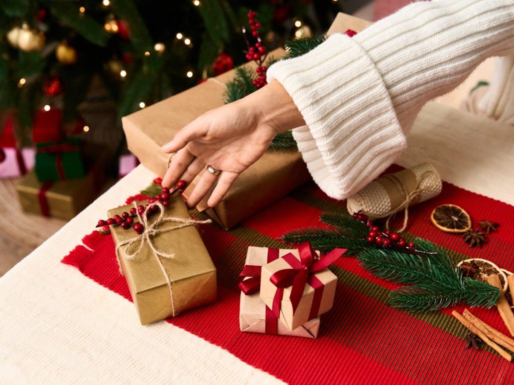 Pequeños detalles que elevan el espíritu navideño y convierten cada regalo en una expresión de cariño e intención.