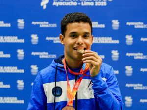 Uriel Canjura con su medalla de oro en Badminton de los Juegos Bolivarianos. Foto Team ESA COES