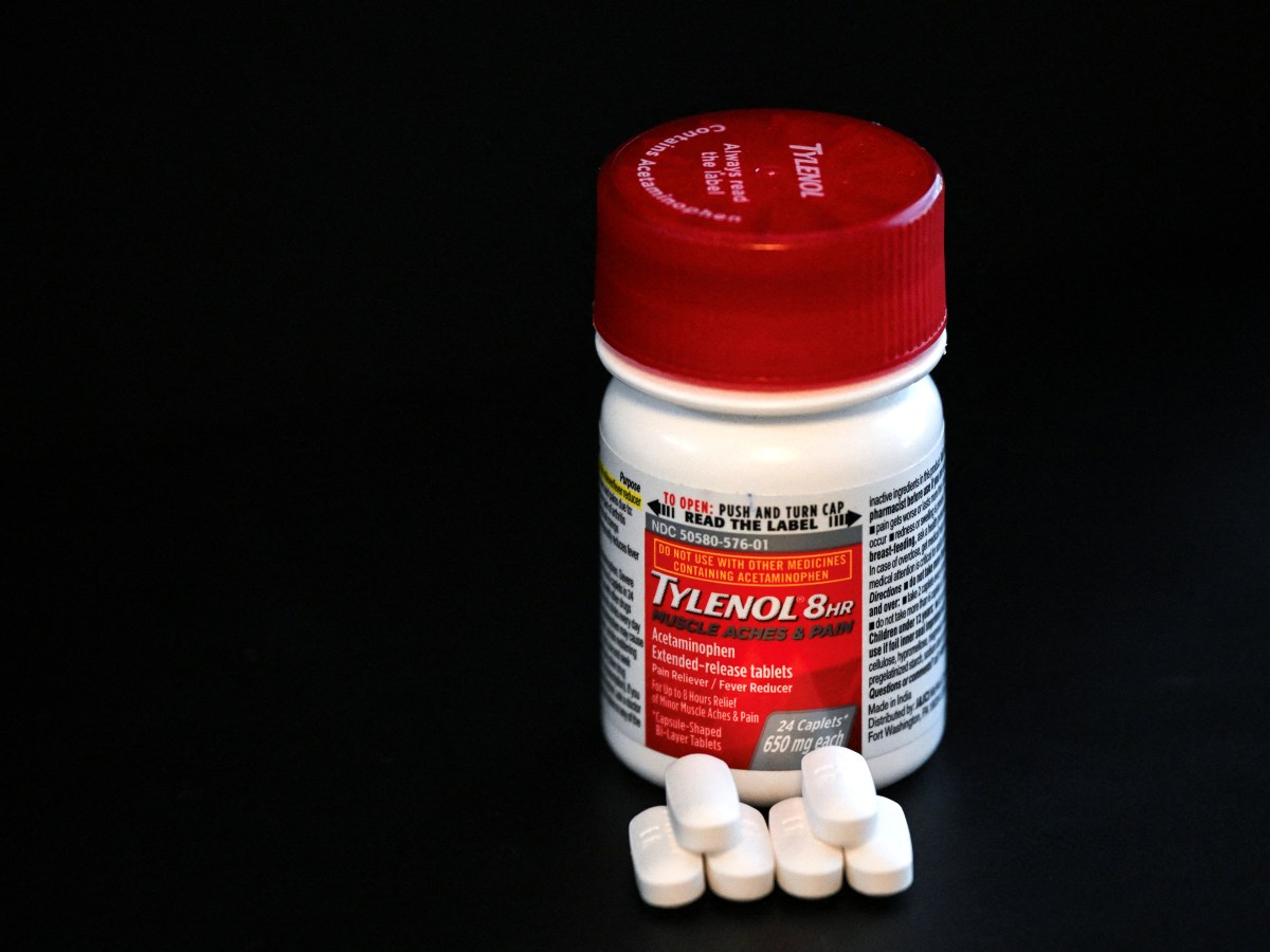 Envase y comprimidos de Tylenol en Houston, Texas. El medicamento, señalado por Trump, sigue siendo considerado seguro por expertos médicos.