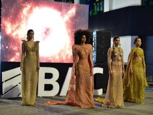 La colección El Sol y la Luna de Erick Bendaña deslumbró con 30 diseños presentados en el Ex Telégrafo, fusionando elegancia regional y un cierre lleno de energía.