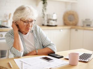 La pensión por vejez garantiza un ingreso mensual a quienes cumplan con la edad y los años cotizados establecidos por ley.