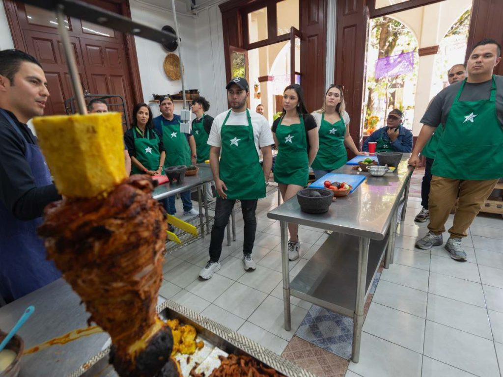 Durante la experiencia en México, los clientes de Grupo Promerica también participaron en una clase gastronómica para descubrir los sabores auténticos del país.