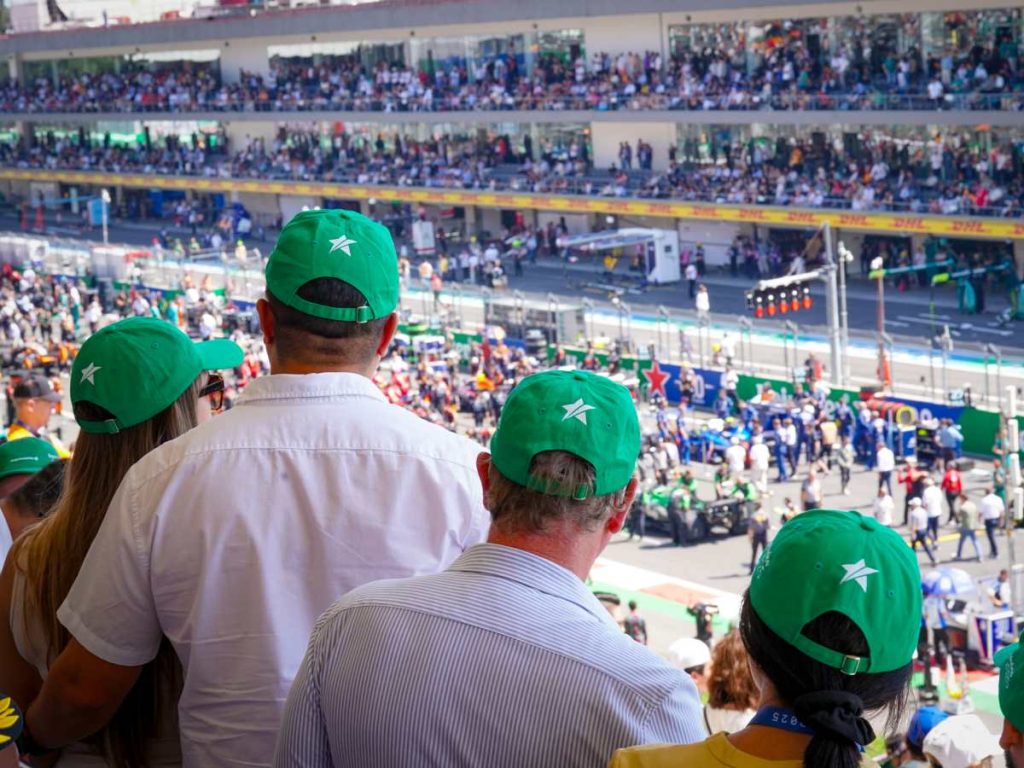 Con gorras verdes y entusiasmo, los invitados vivieron desde las gradas la intensidad del Gran Premio de México, como parte de Experiencias Promerica 2025.