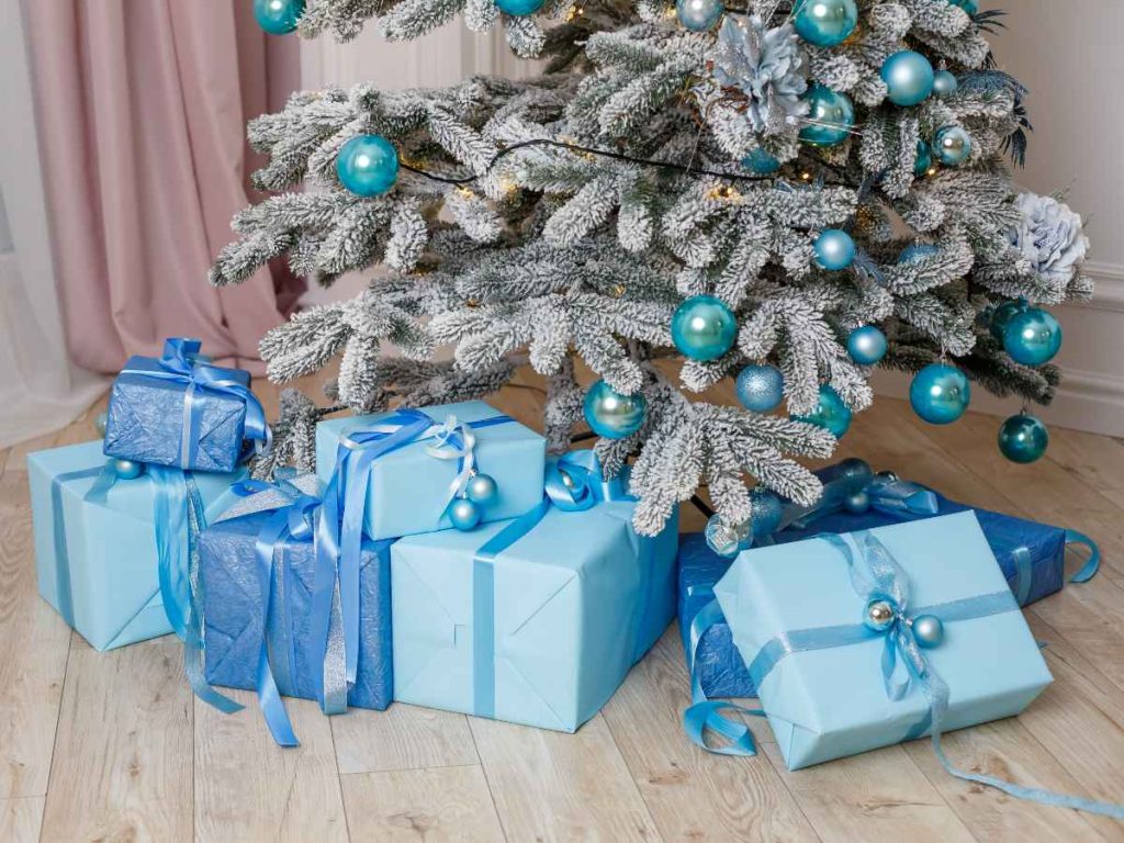 Los tonos azul hielo y plateado crean una atmósfera elegante y actual. Coordiná los envoltorios para lograr una estética armoniosa bajo el árbol.