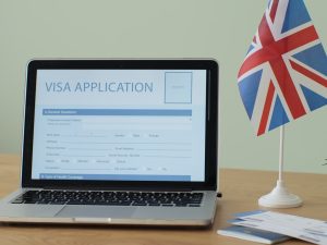 Proceso de solicitud de visados en el Reino Unido en un momento marcado por cambios en las políticas migratorias y reformas al sistema de asilo.