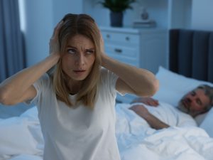 Dormir bien junto a alguien que ronca es posible con estrategias efectivas, comunicación y pequeños cambios en la rutina nocturna.