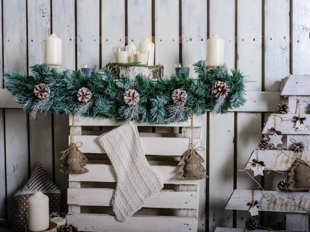 Un rincón navideño con acento rústico puede armarse con materiales sencillos: madera, piñas y textiles suaves logran una atmósfera acogedora sin esfuerzo.