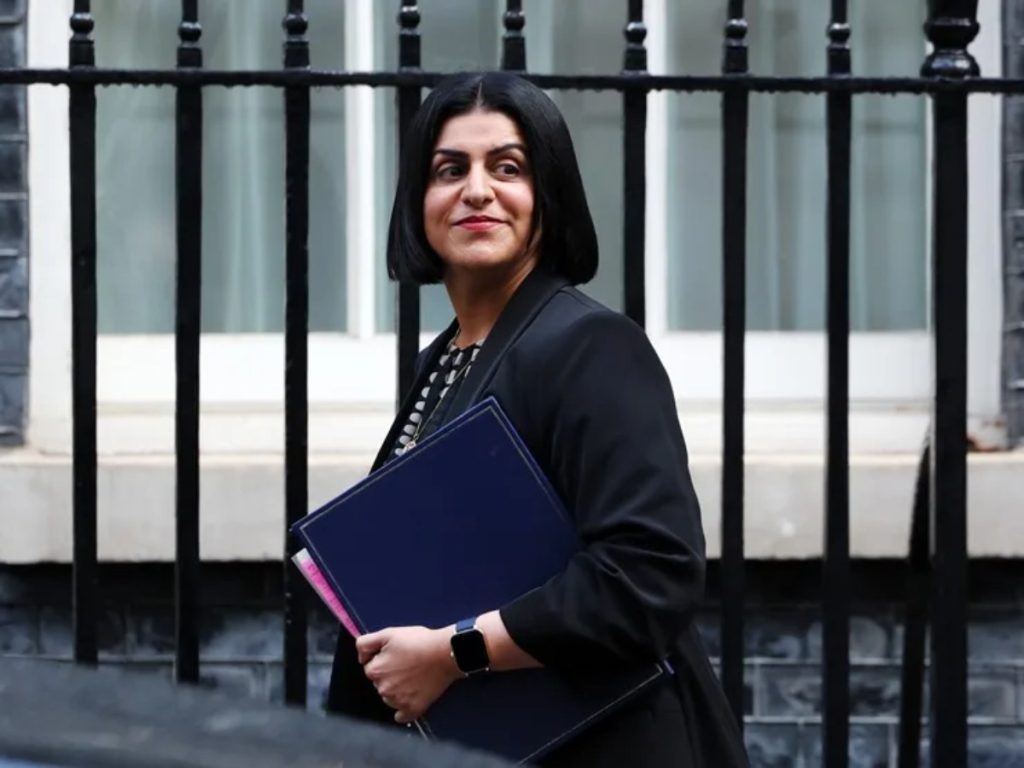 La ministra del Interior, Shabana Mahmood, impulsa la mayor reforma al sistema de asilo en el Reino Unido en décadas.