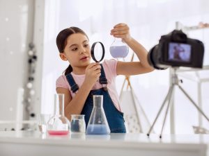 La sobreestimulación puede parecer aprendizaje, pero forzar el ritmo natural del niño puede generar estrés y bloquear su curiosidad.