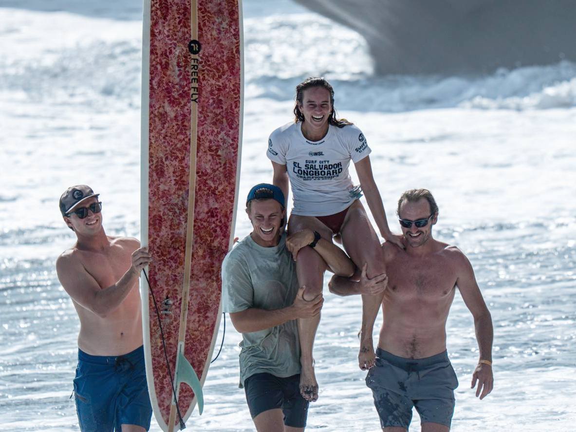 Rachael Tilly brilló en la playa El Sunzal, logró por segundo año el primer lugar del Surf City El Salvador Longboard Championships, de la World Surf League. / Foto cortesía Sec. de Prensa de Presidencia