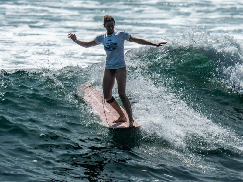 La surfista estadounidense Rachel Tilly en acción en playa El Sunzal. / Foto cortesía Secretaría de Prensa de la Presidencia