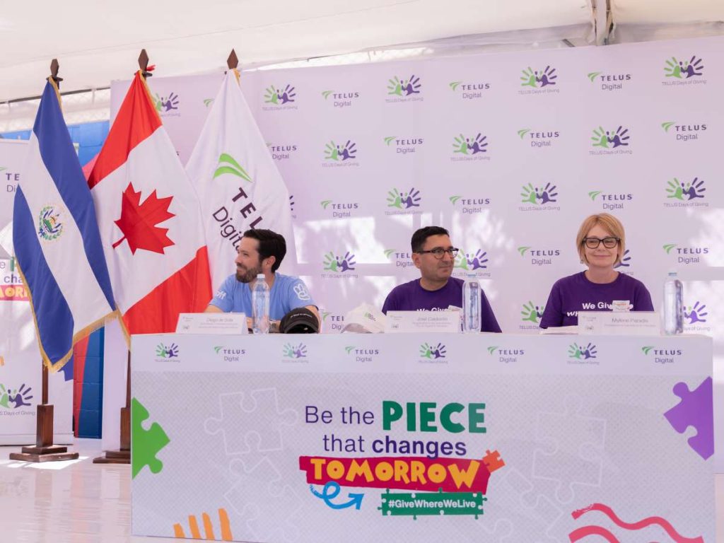 Durante la conferencia de prensa, líderes de TELUS Digital y Glasswing celebran una jornada de voluntariado que une propósito, acción y comunidad.