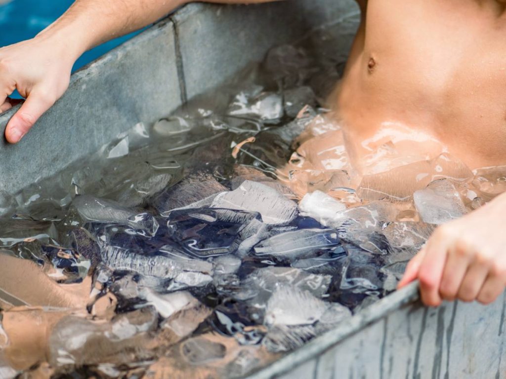 Claro, aquí va una versión mejorada:  1. Sumergirse brevemente en hielo antes de entrenar puede cambiar cómo el cerebro percibe el esfuerzo físico y aumentar el disfrute del ejercicio.