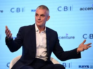 El director general de la BBC, Tim Davie, durante la conferencia anual de la CBI en Birmingham en 2022. Anunció su dimisión el 9 de noviembre de 2025 tras polémicas por imparcialidad.