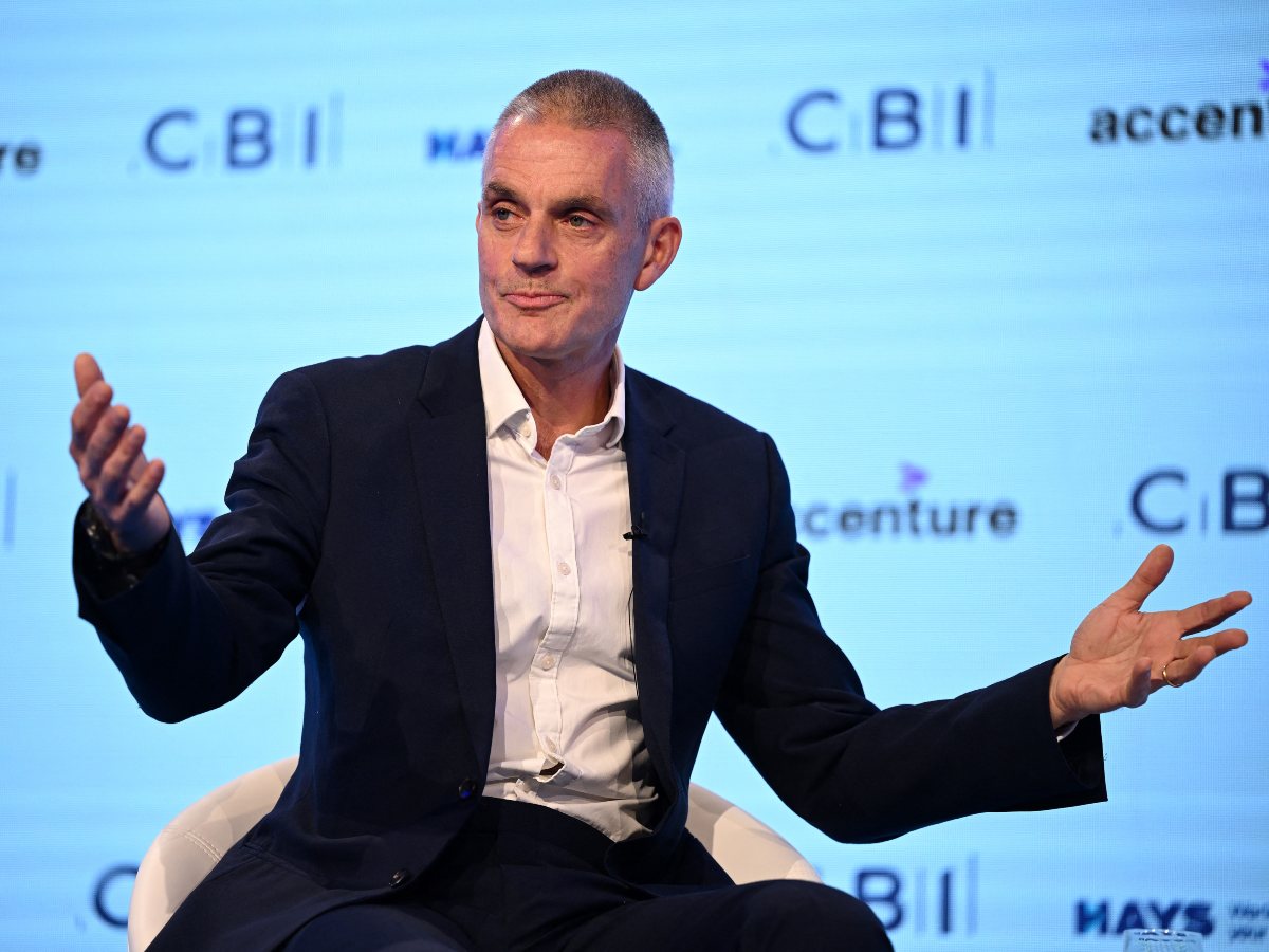 El director general de la BBC, Tim Davie, durante la conferencia anual de la CBI en Birmingham en 2022. Anunció su dimisión el 9 de noviembre de 2025 tras polémicas por imparcialidad.