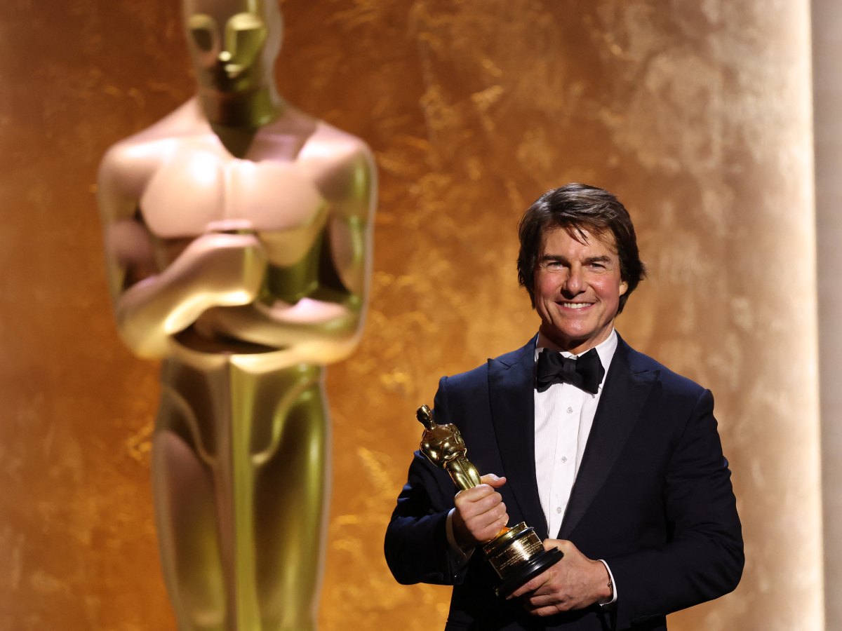 Tom Cruise posa con su Óscar honorario durante la 16ª edición de los Governors Awards en el Ray Dolby Ballroom de Hollywood.