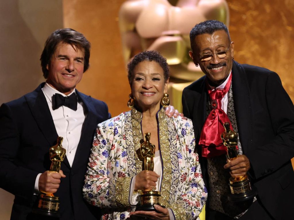 Tom Cruise, Debbie Allen y Wynn Thomas muestran sus Óscar honorarios en los Governors Awards celebrados en Hollywood.