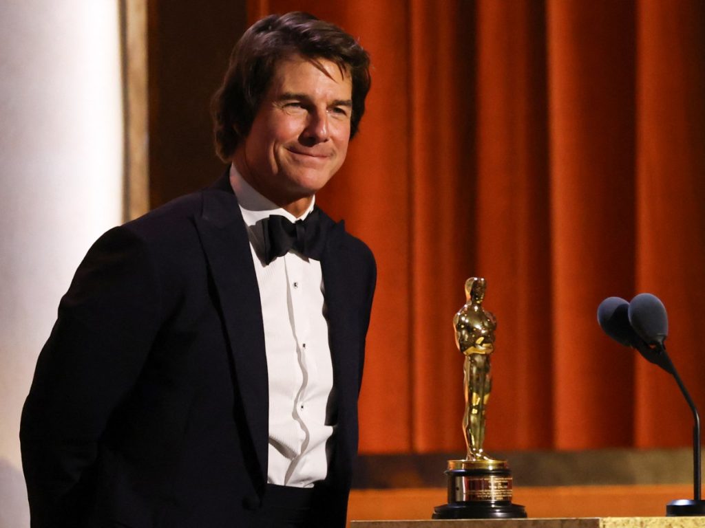 Tom Cruise recibe su Óscar honorario en el escenario de los Governors Awards en el Ray Dolby Ballroom de Hollywood.