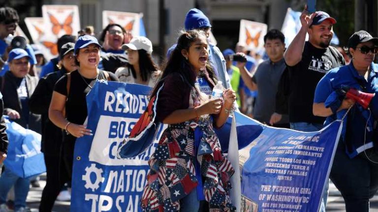Activistas y ciudadanos protepesianos marchan cerca de la Casa Blanca, en Washington, el 23 de septiembre de 2022. 