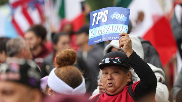 Migrantes salvadoreños en EE.UU. siguen atentos al futuro del TPS, ante el temor de que una decisión similar a la de Haití afecte su estatus legal.