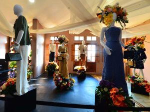 Propuestas de “Tramas del Alma” que fusionan diseño contemporáneo y técnicas artesanales, destacando la identidad creativa salvadoreña.