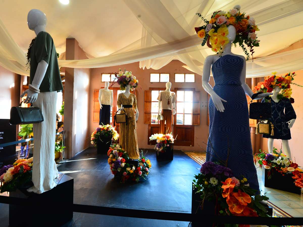 Propuestas de “Tramas del Alma” que fusionan diseño contemporáneo y técnicas artesanales, destacando la identidad creativa salvadoreña.