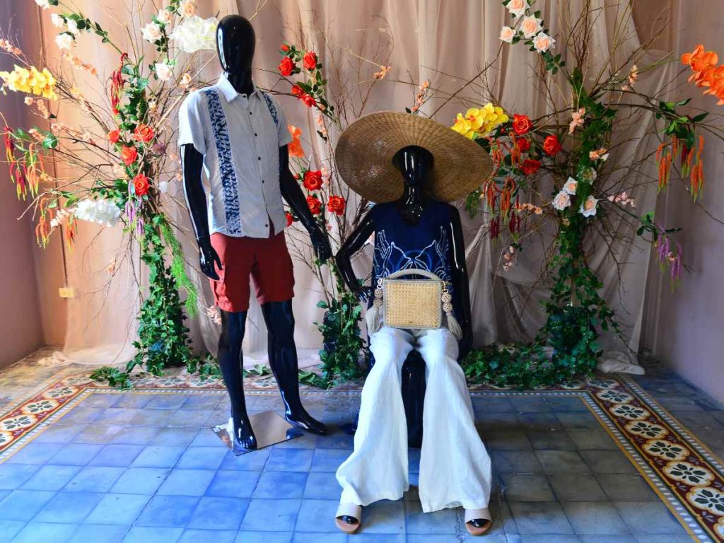 Maniquíes de “Tramas del Alma” exhiben piezas de diseñadores nacionales que integran tradición, innovación y moda en el Cedart Interactivo.