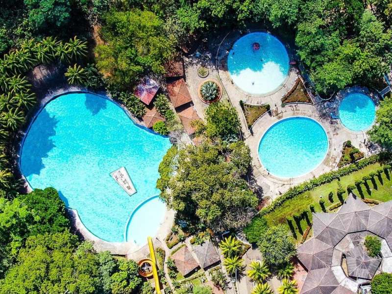 Las piscinas para adultos y niños se alimentan de nacimientos de agua natural.