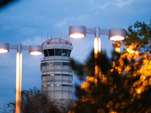 Torre de control del Aeropuerto Nacional Reagan en Arlington, Virginia.