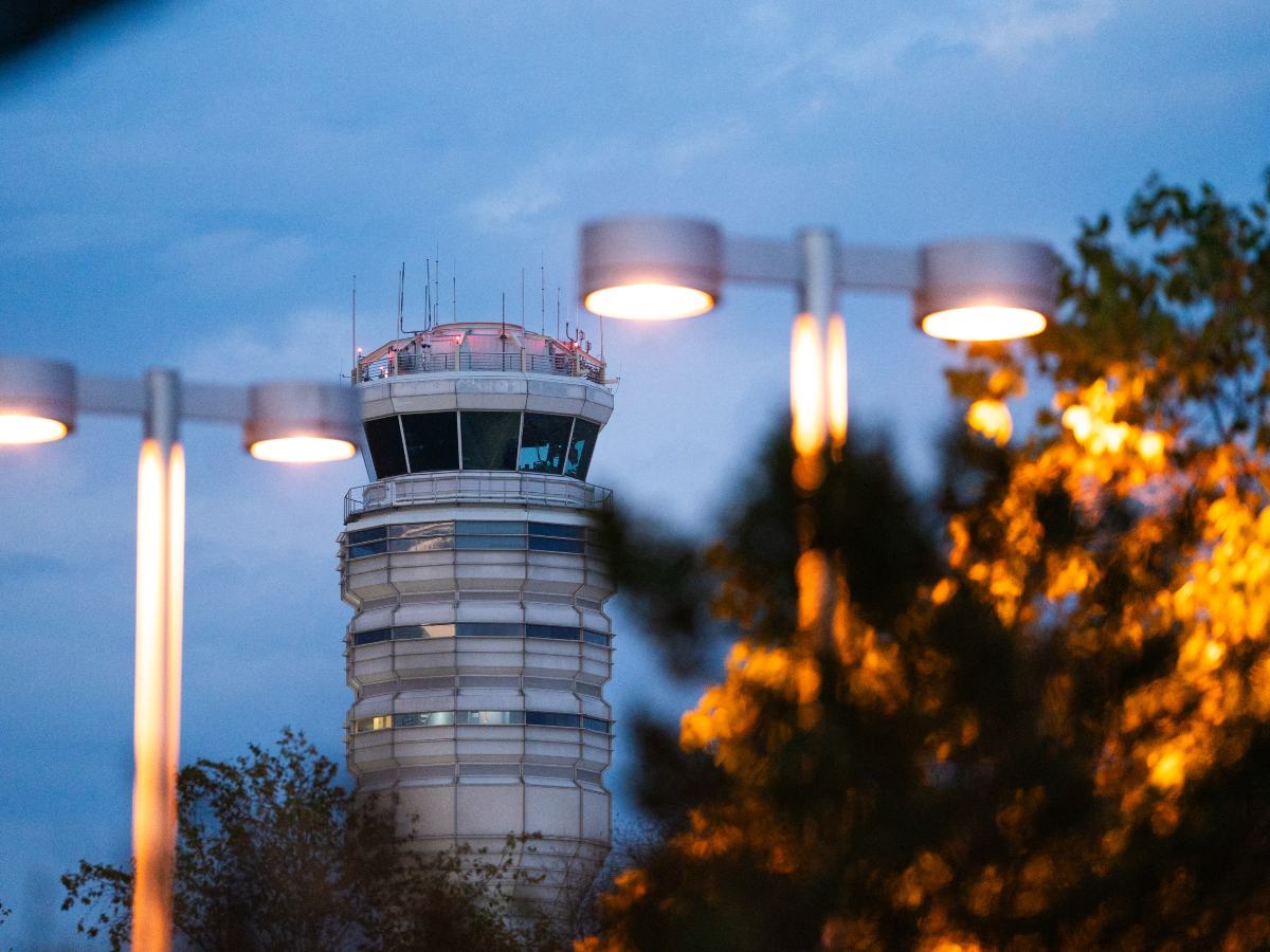 Torre de control del Aeropuerto Nacional Reagan en Arlington, Virginia.