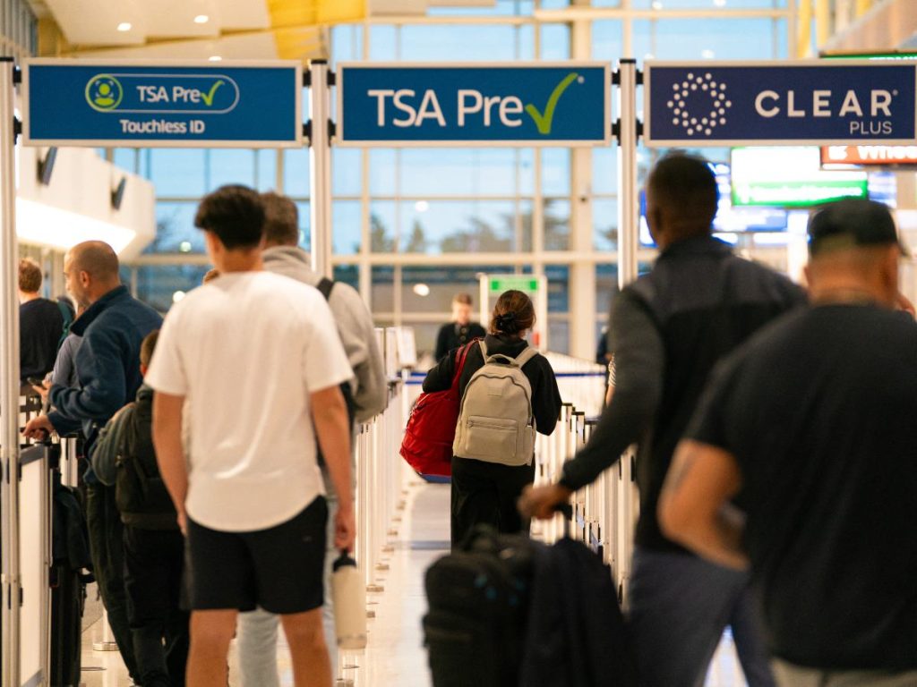 Viajeros hacen fila en el Aeropuerto Reagan de Arlington, Virginia, Estados Unidos.