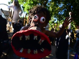 El casco urbano de Tonacatepeque se llenó de vida desde temprano: música, comida y leyendas tomaron las calles para celebrar la Calabiuza 2025.
