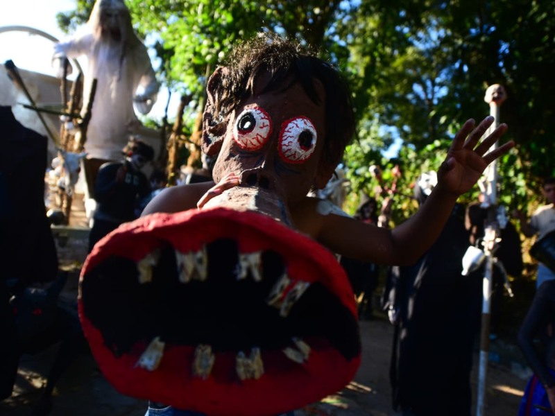 El casco urbano de Tonacatepeque se llenó de vida desde temprano: música, comida y leyendas tomaron las calles para celebrar la Calabiuza 2025.