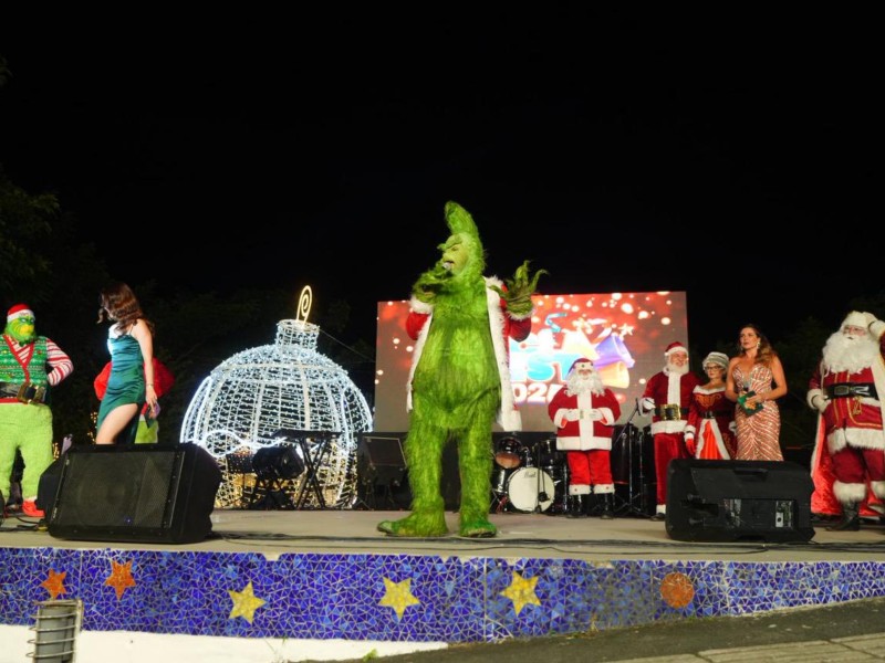 El Grinch puso a bailar a grandes y chicos durante la inauguración navideña.