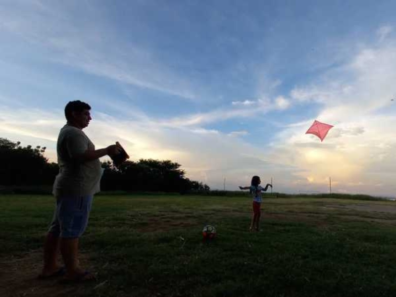El viento se convierte en aliado de esta tradición salvadoreña que sigue uniendo generaciones.
