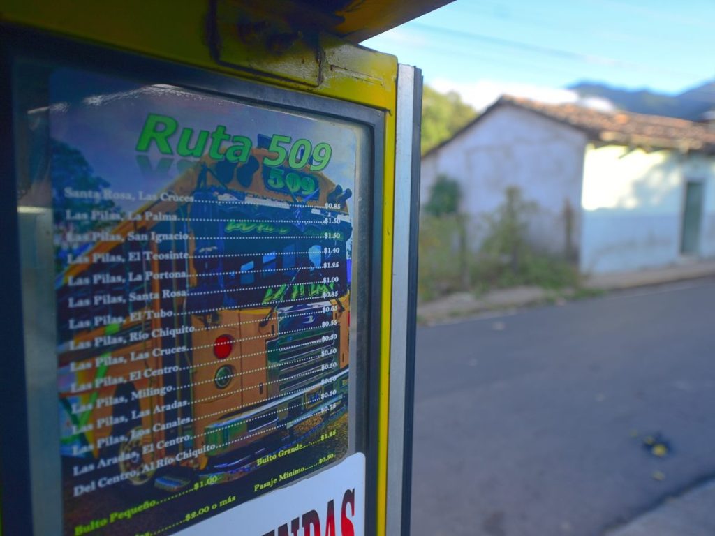 El bus 509, que sube desde San Ignacio hacia Río Chiquito, es uno de los transportes más utilizados por los visitantes.