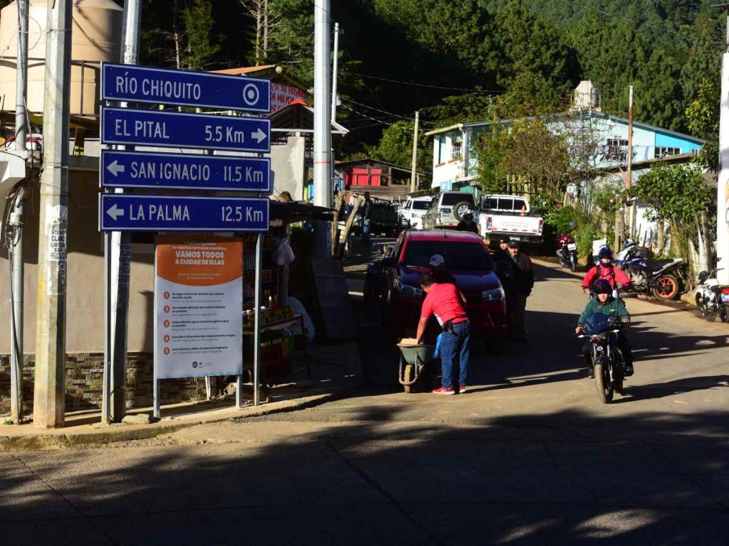 El camino hacia El Pital inicia en San Ignacio; desde Río Chiquito, los visitantes pueden continuar en 4x4 o subir a pie durante una hora y media.