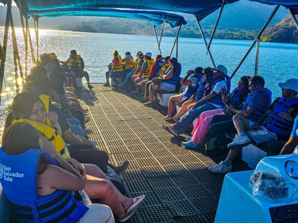 El ferri tiene capacidad para 35 personas y opera todos los días en horarios establecidos por la administración.