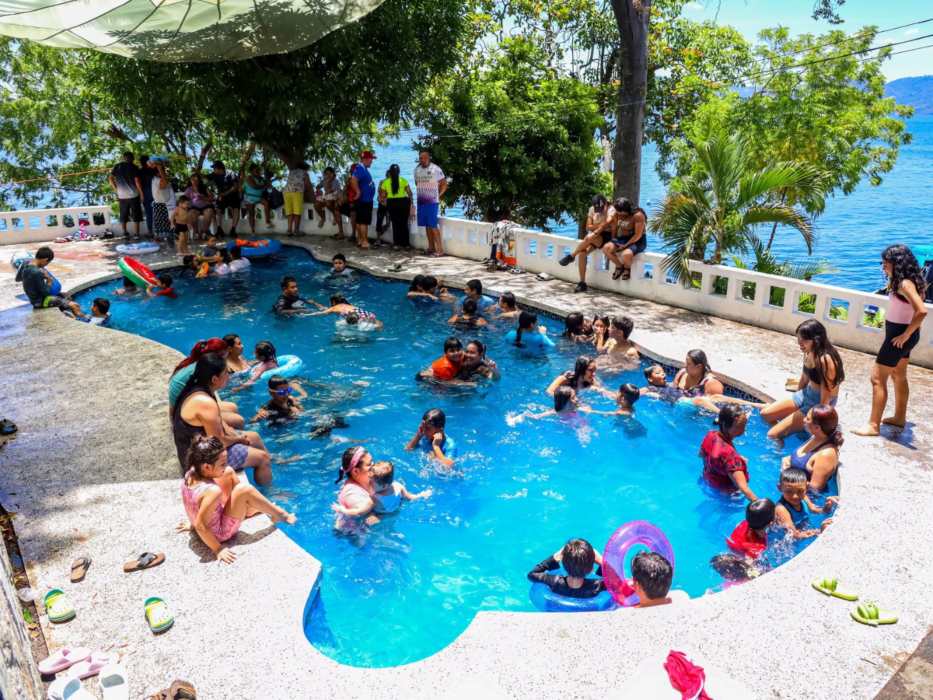 Las piscinas renovadas del rancho ofrecen un espacio seguro y refrescante para todas las edades.