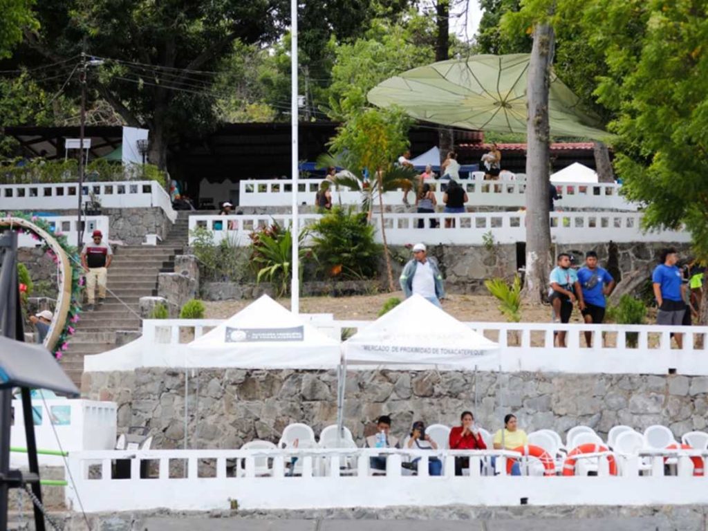 Los visitantes pueden disfrutar de zonas sombreadas y amplias áreas verdes ideales para un picnic o descanso.