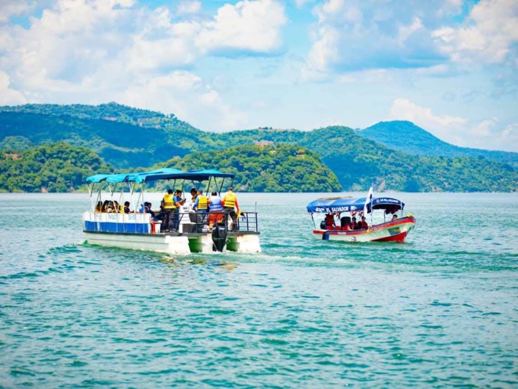 El buceo, el kayak y el surf de remo son parte de las actividades favoritas de los turistas que visitan el lago.
