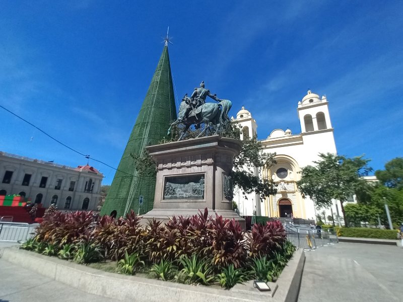 turismo-navidad-arbol plaza gerardo barrios