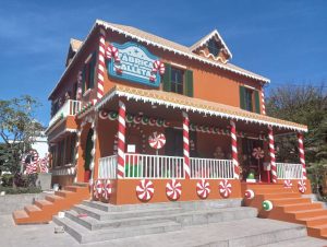 La Fábrica de Galletas lucía prácticamente terminada este domingo 30 de noviembre, lista para recibir visitantes en la Villa Navideña, en el centro capitalino. / Foto Carlos López Vides, elsalvador.com