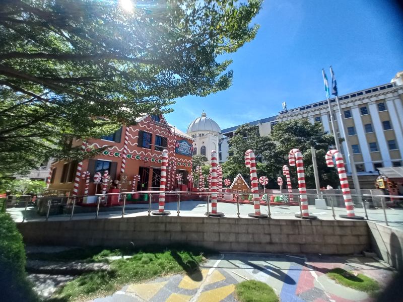 turismo-navidad-fabrica-galletas-casa jengibre plaza morazan catedral al fondo