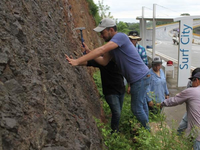 Extracción de muestras en la carretera hacia el Puerto de La Libertad, vía a Surf City. / Foto EDH/ Wilfredo Díaz