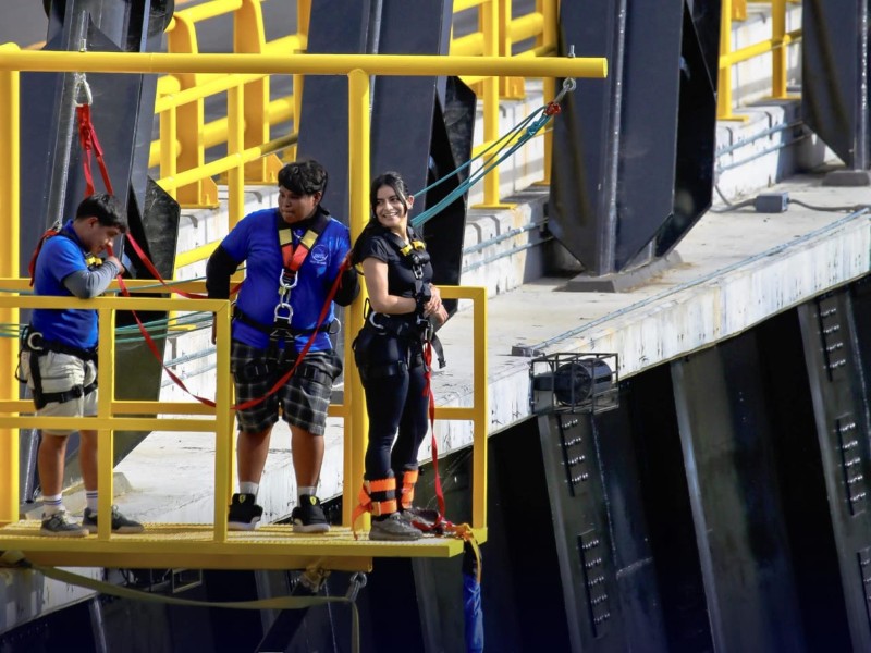 Participante se prepara para vivir la experiencia del Bungee Jumping