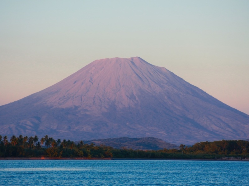 La biodiversidad de la bahía la convierte en un destino clave para el ecoturismo en El Salvador.