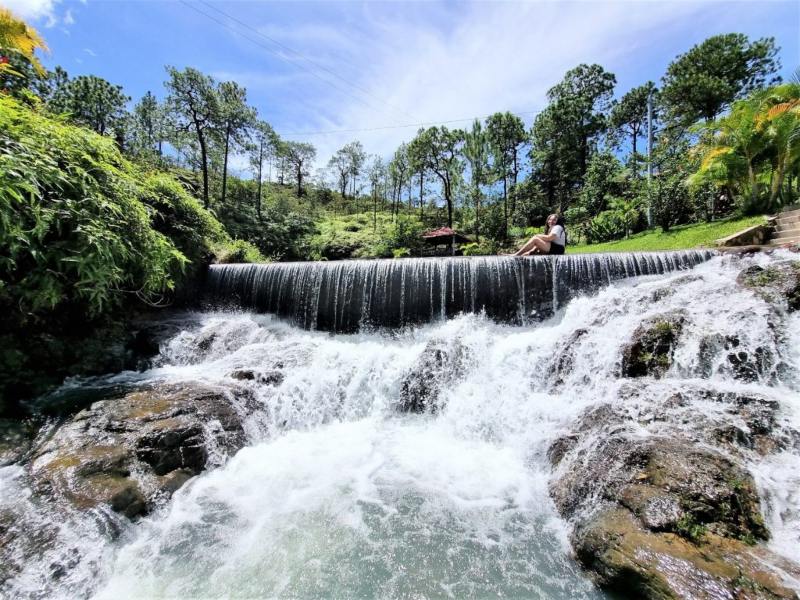 Vista panorámica de Hacienda La Florecía, rodeada de montañas y aire puro en Arambala, Morazán.