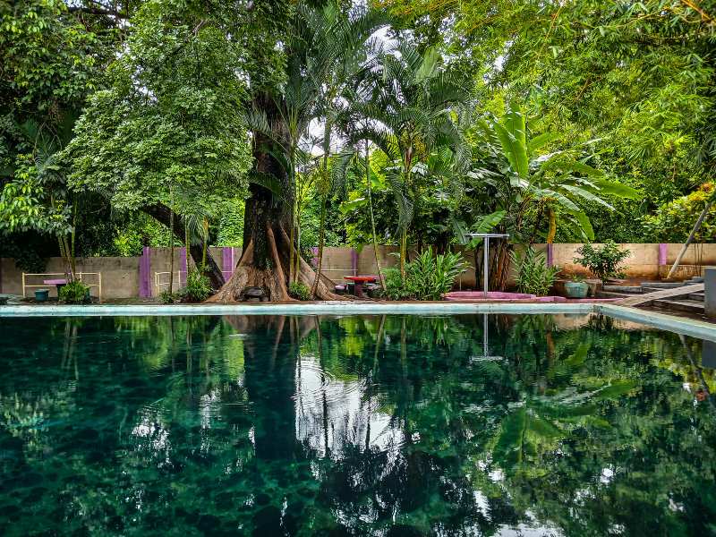 La escultura de Agüijuyo honra la historia ancestral del lugar, donde el amor prohibido entre dos jóvenes dio vida a este balneario natural.