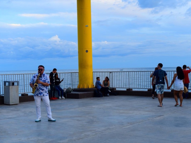 El Muelle de La Libertad se convierte en escenario musical con presentaciones abiertas al público, ideales para cerrar la tarde con vista al Pacífico.